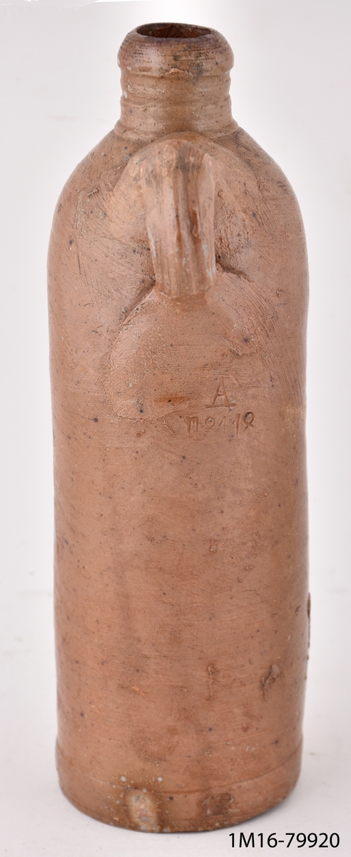 Stenkrus, brunt med ett öra, rund djupstämpel: " EMSER KRAENCHES WASSER"
