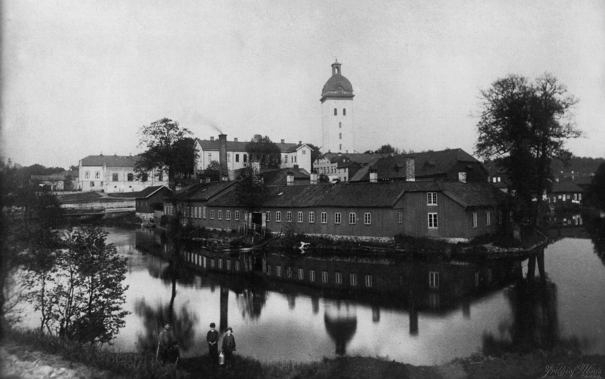 Linds Färgeri (f.d. Swarts-Berglunds) och Kronobränneriet vid Viskan på 1880-talet.