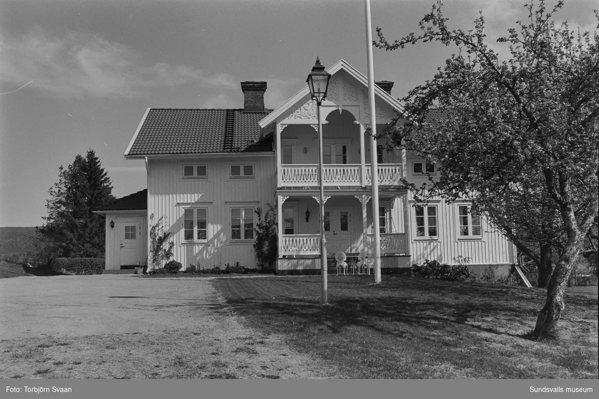 Gård i Sköle, Matfors, med uthus och sommarstuga. Skölevägen 23.
