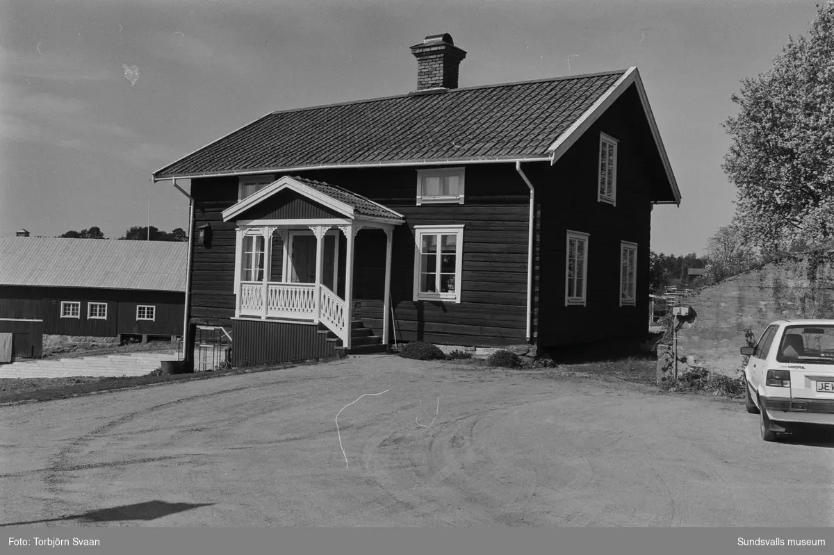 Gård i Sköle, Matfors, med uthus och sommarstuga. Skölevägen 23.