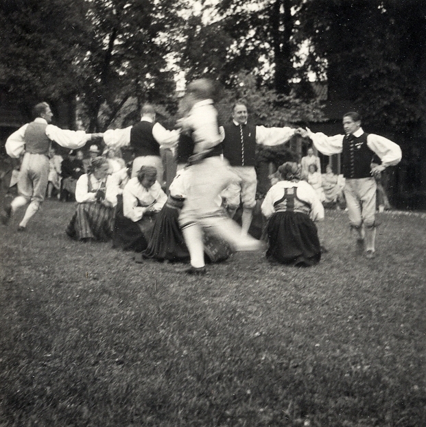 Ett folkdanslag dansar på en gräsmatta. 
Vid fotot text: "På Kulturen, där Folkdansens vänner, Malmö, dansar bl a Daldansen".