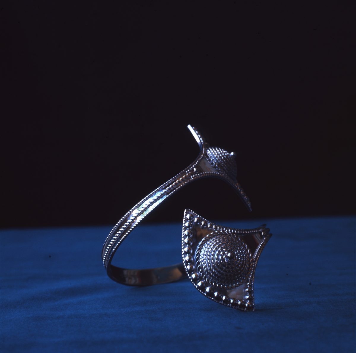 Silverarmband "Towhér" av Rosa Taikon. Armbandet är tillverkat i silverplåt dekorerat med filigran och granulering.