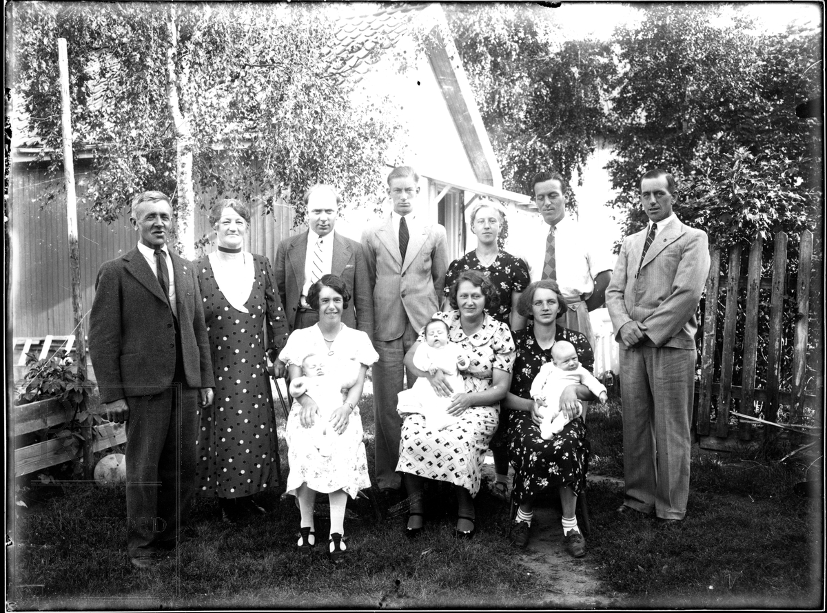 Familien Bredesen på Jevnaker, i en hage. 5 menn, 5 kvinner og 3 babyer.