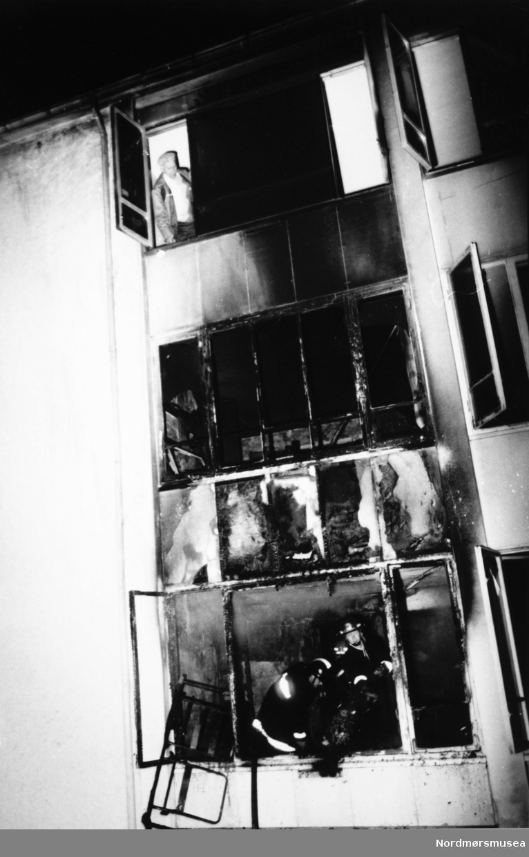 Brann i boligblokk i Grendals gate 31 på Nordlandet i Kristiansund. Trolig mellom desember 1989/januar 1990. Bildet er fra avisa Tidens Krav sitt arkiv i tidsrommet 1970-1994. Nå i Nordmøre museums fotosamling.
