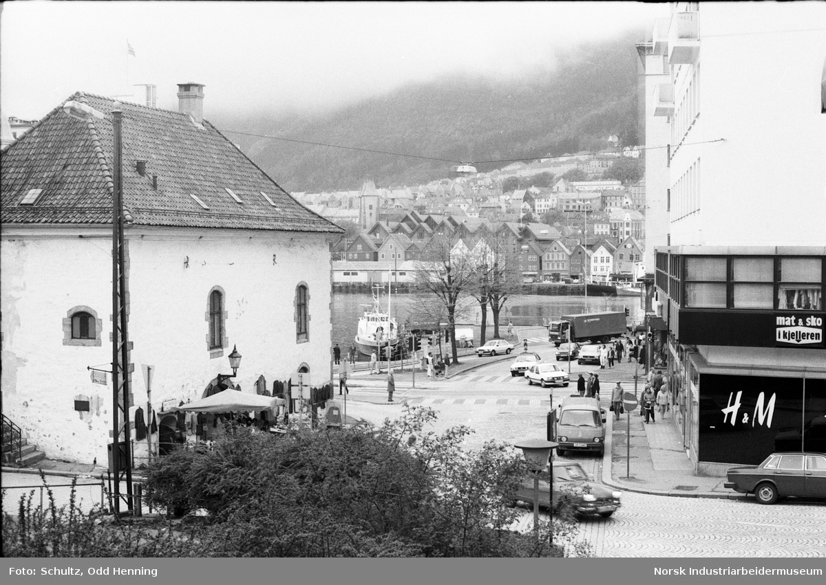 Kulturutvalget er i Bergen. Bryggen, sett fra muren i Strandgaten.