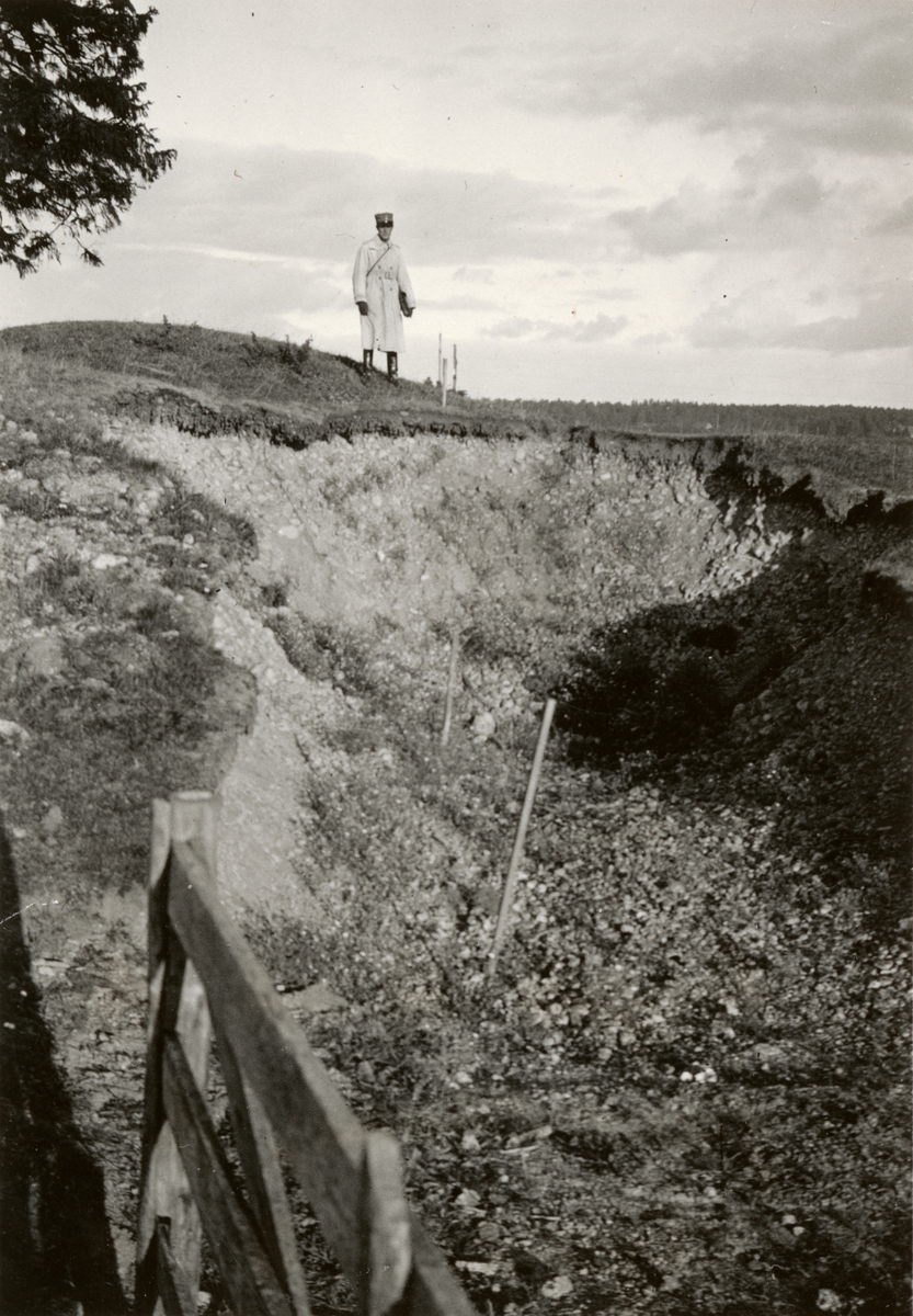 Text i fotoalbum: "Brobyggnad i Storvreta under mötet 1931. Ett elegant dike gjordes på västra stranden av Fyrisån".