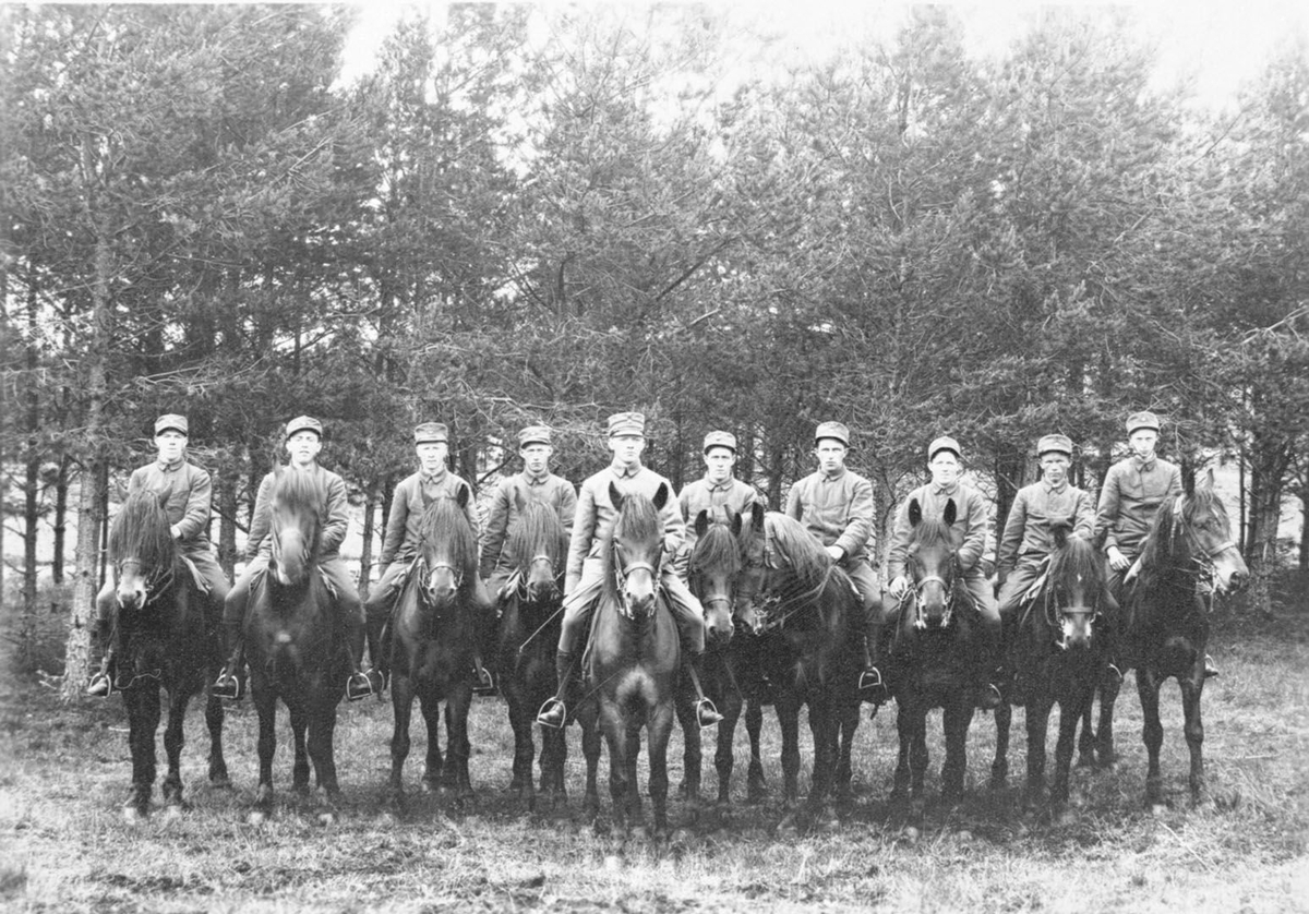 Militære til hest,- oberst Halvor Heldahl i midten.  Frå rekruttskulen på Værnes 1931.