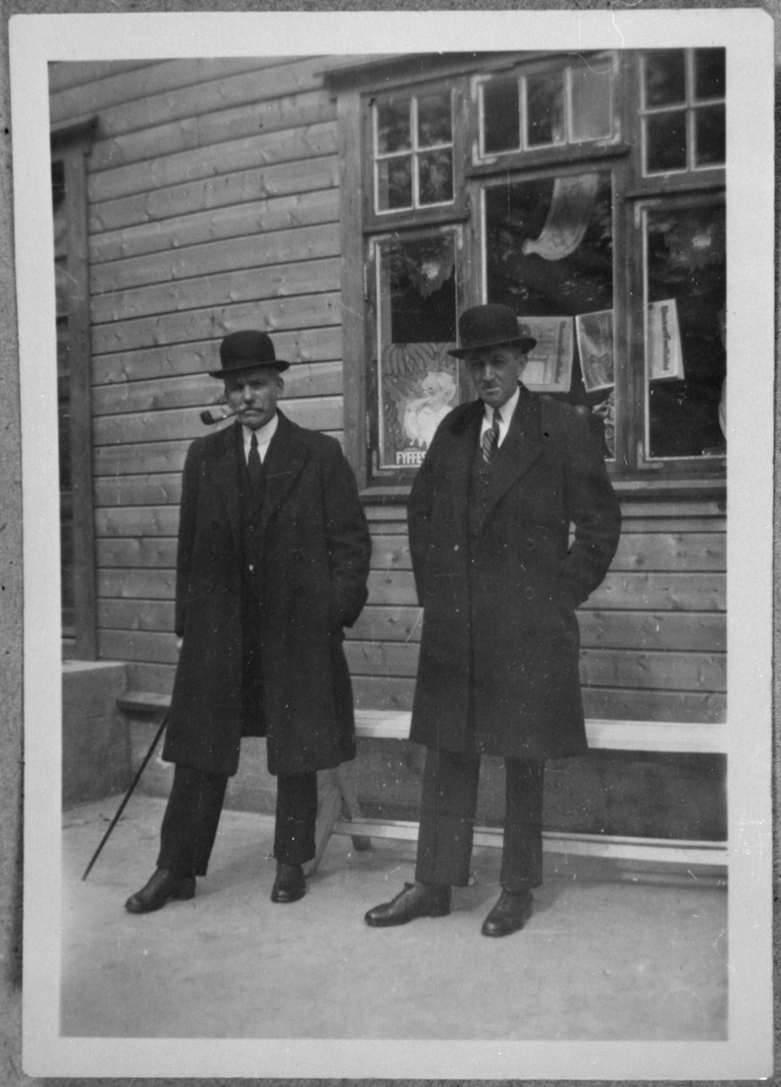 Ryenhuset i Ølensjøen, ca. 1925. Frå venstre: Ingemund Ryen og Henrik Heggelund