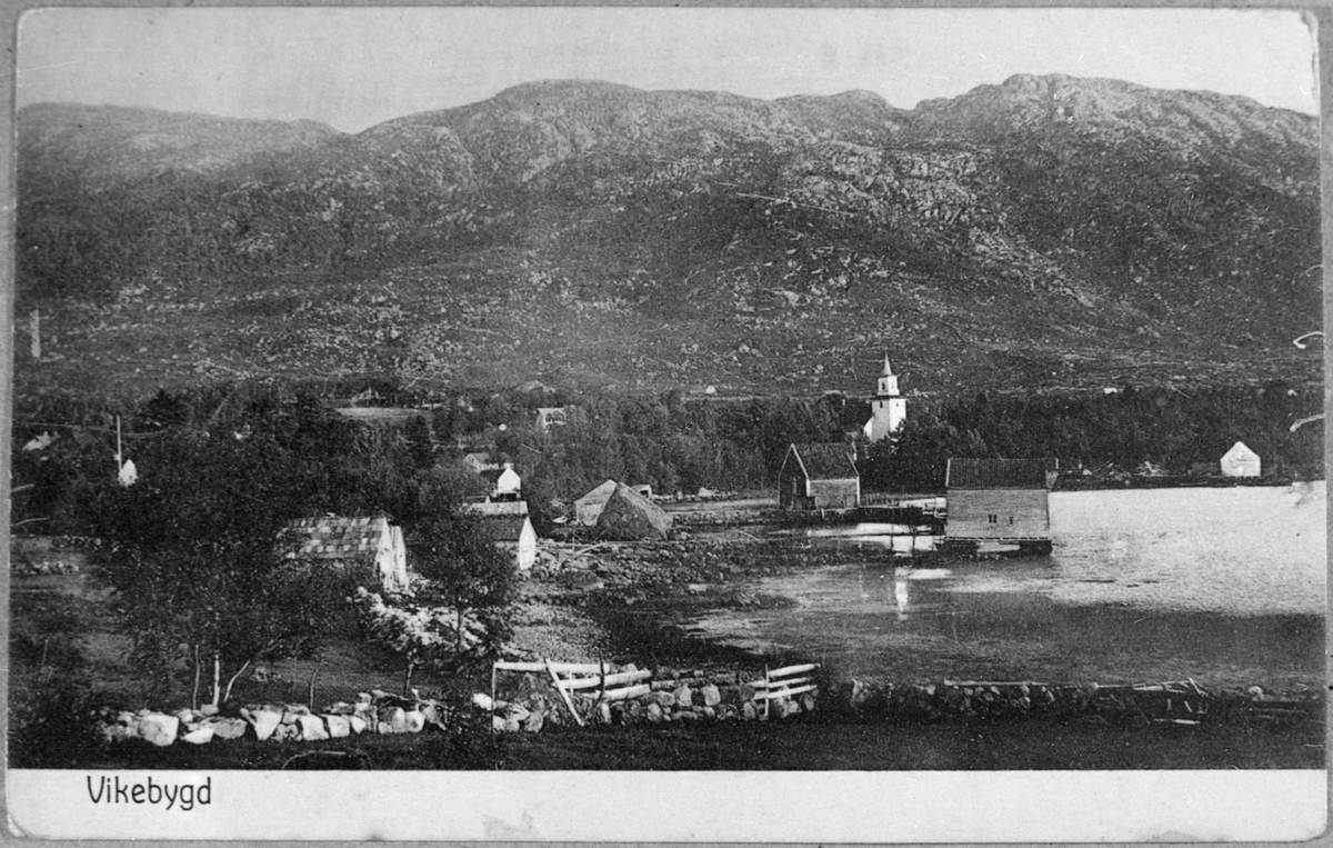 Landskap frå Vikevik i Vikebygd sett mot søraust, ca. 1920. Vikebygd kyrkje. Husafjellet i bakgrunnen.
