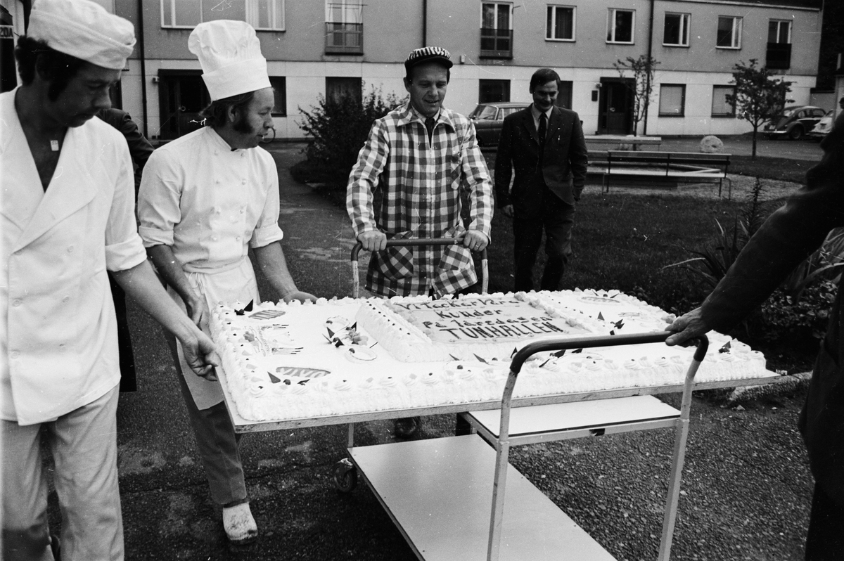 Kåre Lovinger, Bernt Söderlund och affärsföreståndare Lars Olsson transporterar tårtan från konditori Royal till Tunhallen