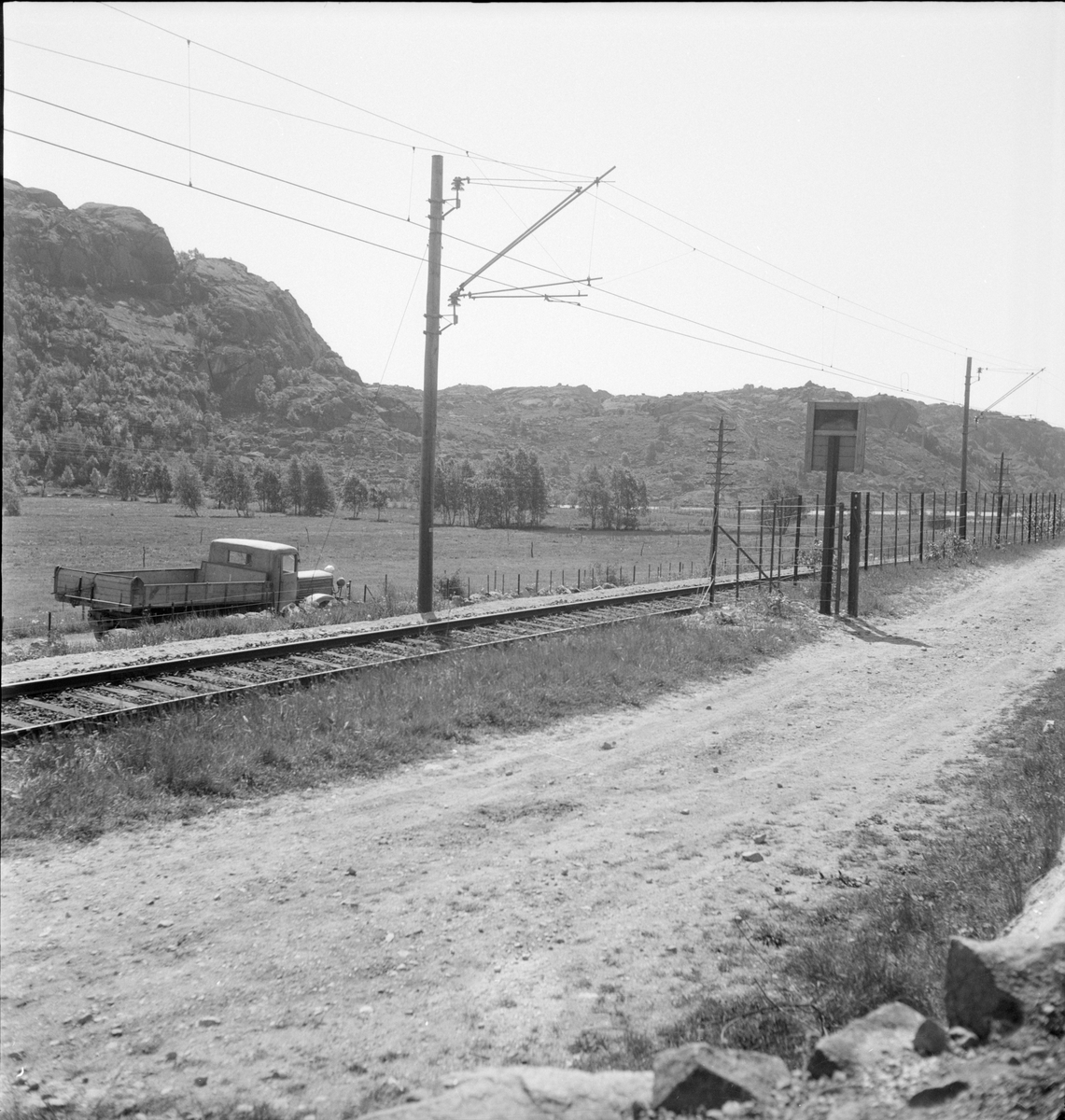 Dokumentasjonsfoto fra en kollisjon mellom lastebil og tog ved Holan i Egersund.