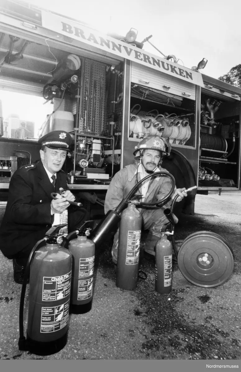 Edvard Rød og Olav Waage. TK 23/9-86. Brannbilen ved Brannstasjonen på ...