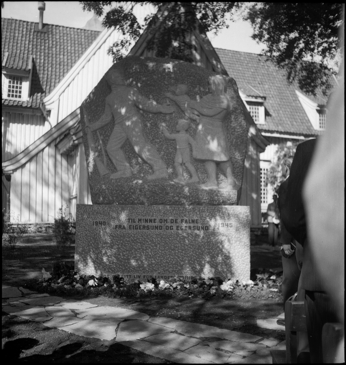 Avduking av minnesmerket over de falne under andre verdenskrig fra Egersund. Merket står ved Egersund kirke. En stor folkemengde har kommet for å overvære avdukingen.