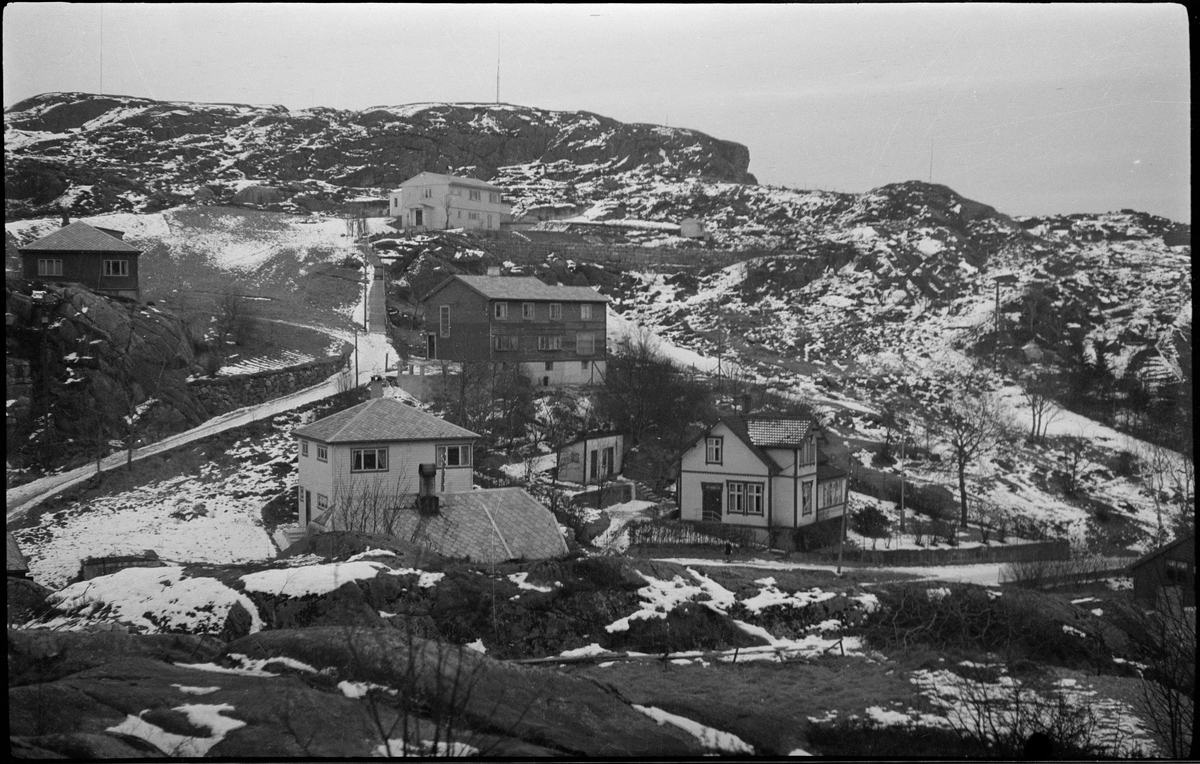 Hafsøyveien og Kråkefjellveien i Egersund. Det er spredt boligbebyggelse og snø på bakken.