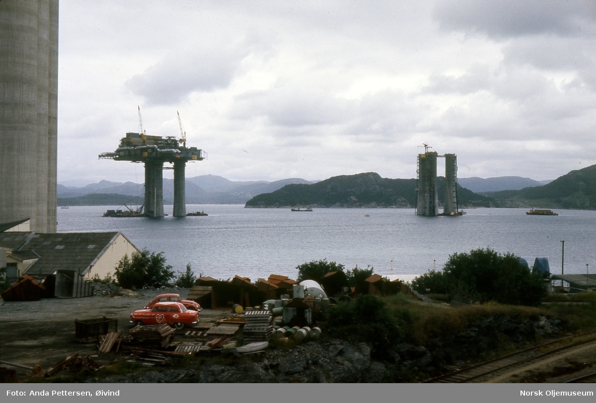 Condeep-plattformer er under bygging i Gandsfjorden ved Stavanger.
Navn på plattformene samt årstall er ikke kjent, men antakelig er bildet tatt midt på -70 tyallet.