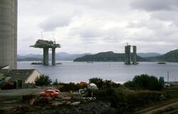 Condeep-plattformer er under bygging i Gandsfjorden ved Stav
