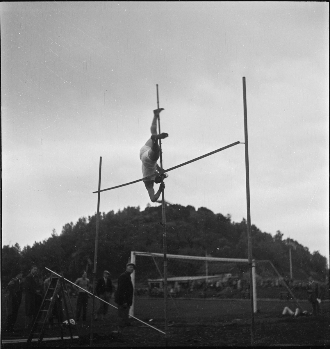 Odd Torgersen fra Egersund idrettsklubb i stavhopp. På bilde nr. 3 får han en medalje.
