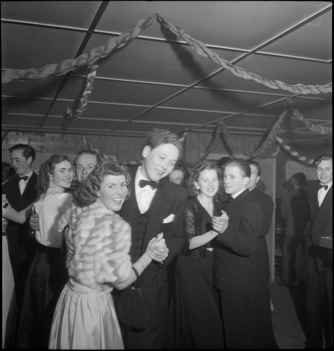 Unge kvinner og menn danser på husmorsklubbens årsfest i Egersund.