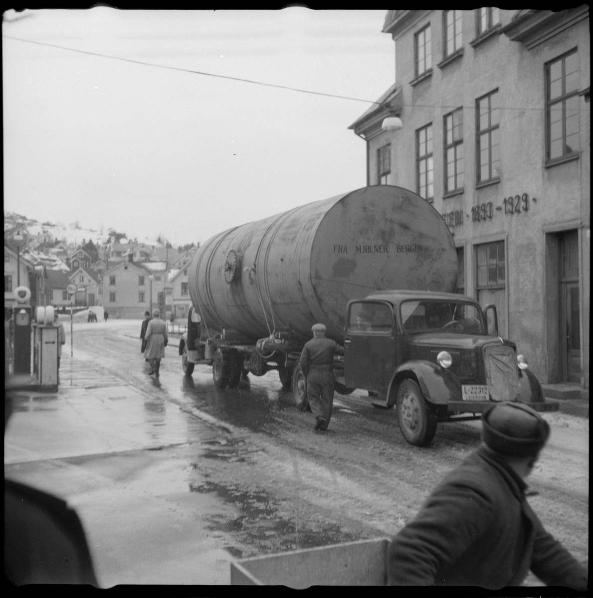 En stor oljetank fraktes på lastebil igjennom Egersunds gater til Bakkebø en vinterdag.