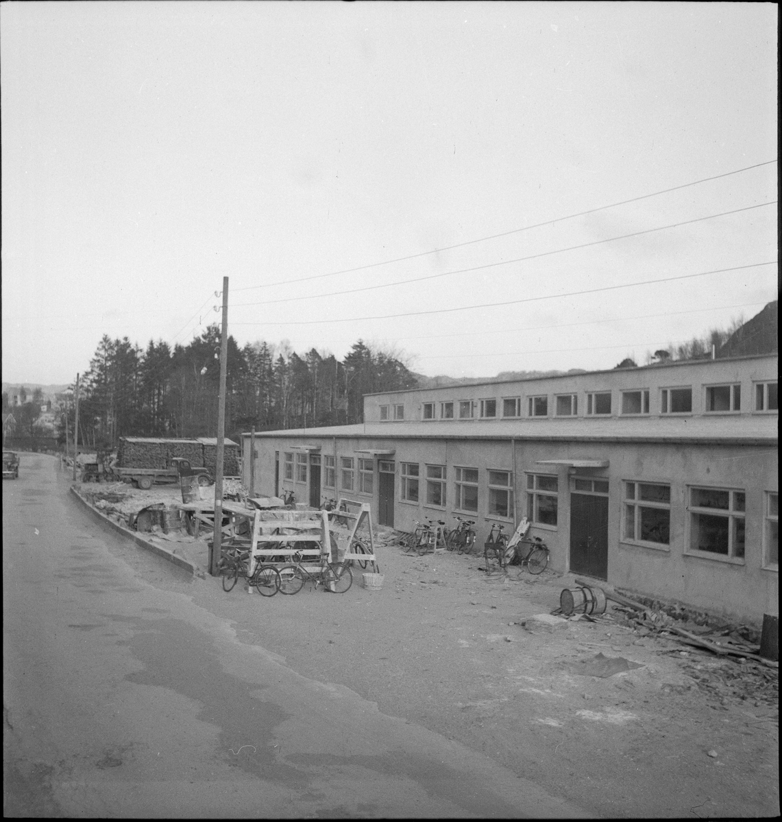 Fabrikken "L. Jacobsens Møbelsnekkeri" sett fra ulike vinkler. Fabrikken lå mellom Nyeveien og Lundeåna i Egersund.