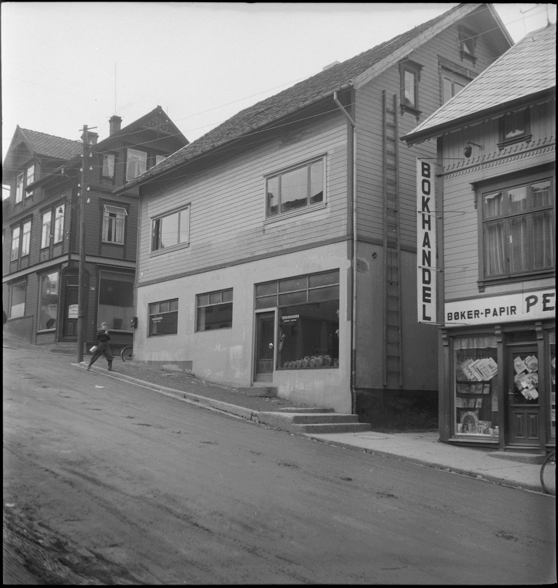 Kvassheim Elektriske forretning i Johan Feyers gate, Egersund. Per Danckes bokhandel ligger i nabobygget.