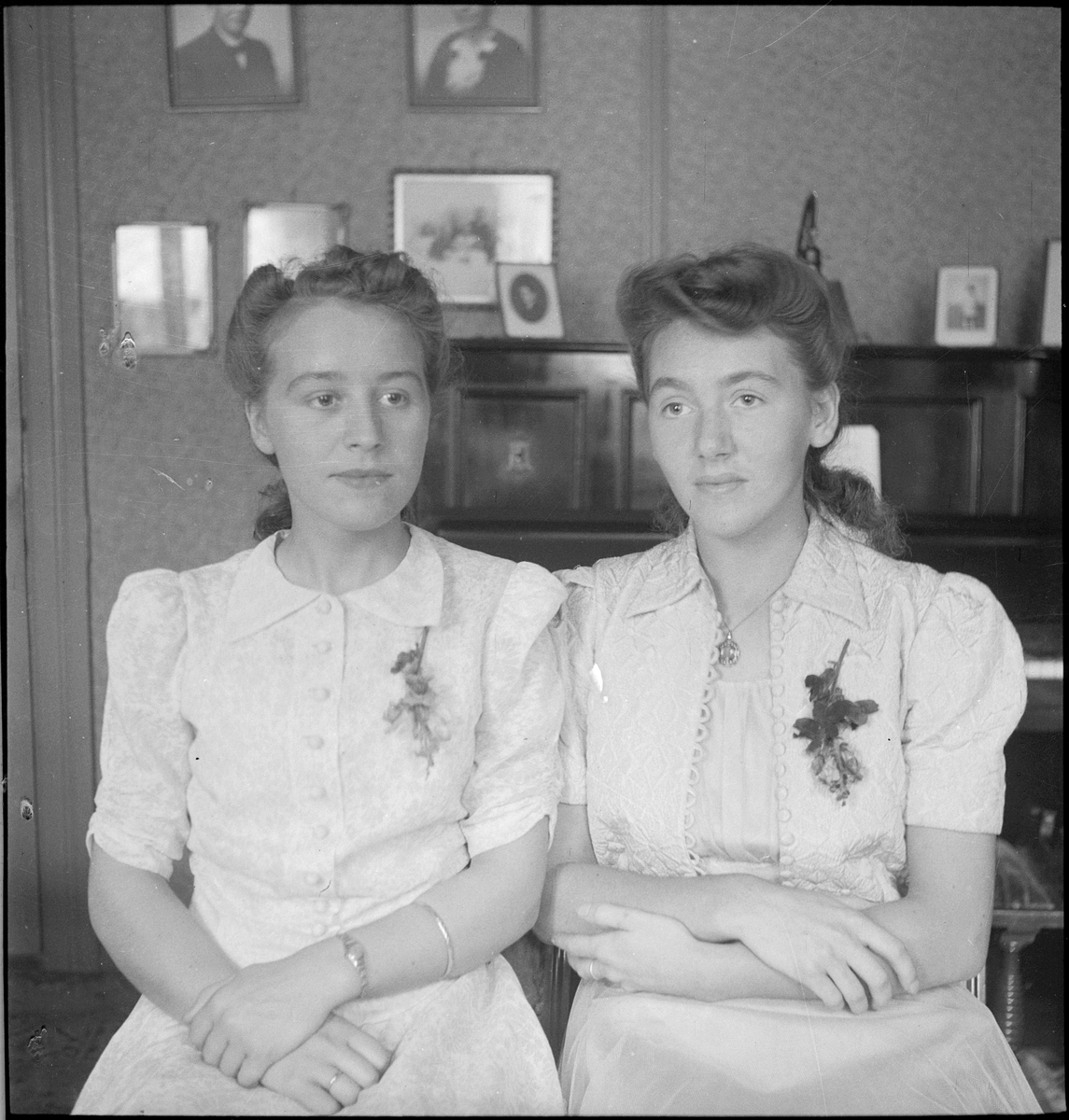 Portrett av to unge kvinner i kjole, Edith og Maria. På bilde 5, 6 og 7 er det bare den ene kvinnen i penkjole og revestola.