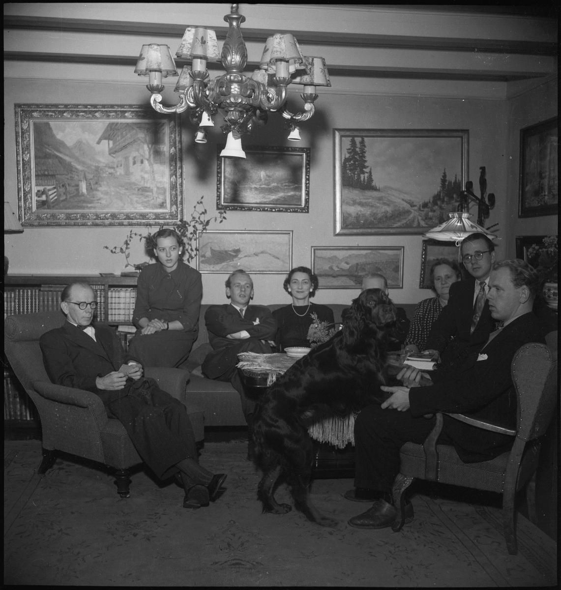 Helge Slettebø med familie i ei stue.