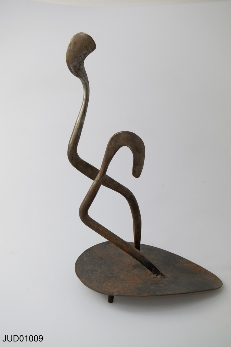 Abstrakt skulptur i brons.