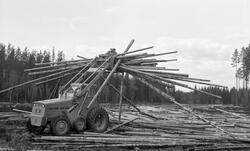 Frontlaster, Bolinder med tømmerklo i arbeid ved Flisa.