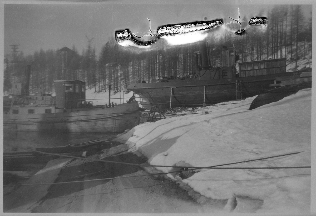 Mjøsbåter ved Minnesund ca. 1950. Tømmertrekkeren "Sævat" skimtes opp til venstre. "Winnie" og "Willy", disse også tømmertrekker. Til sist "Dølen" som trakk mudderapparatet og fem lektere, og som sank ved Minnesund  1970.