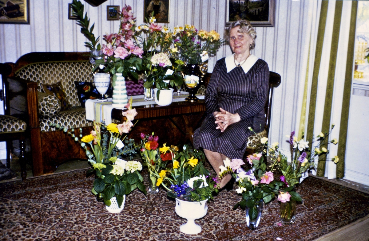 Gurli Bengtsson, född 1902 i Tulebo, död 1993 i Vommedal. Arbetade som hushållerska i Vommedal Västergård "Hanses". Foto från huset i Vommedal.