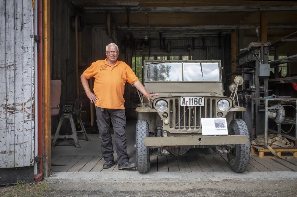 Ansatt med Jeep i Høydalsmo vegstasjon på Norsk vegmuseum.