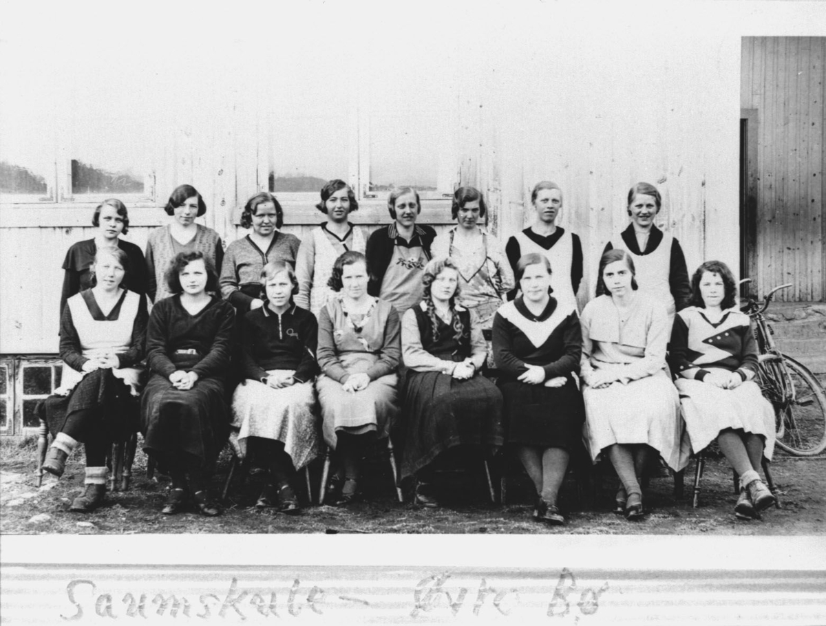 Gruppebilete av yngre kvinner på saumskule i Øvre Bø i 1940-åra.