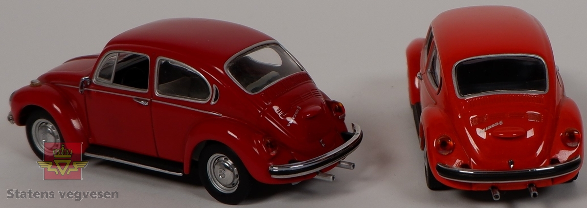 To miniatyrbiler av Volkswagen Type 1. Bilene har ulike rødfarger, den ene har en rødfarge som går mot oransje og den andre har en rødfarge som går mot vinrød. Bilene er laget av metall med understell og detaljer i plast og merket med skala 1:43.