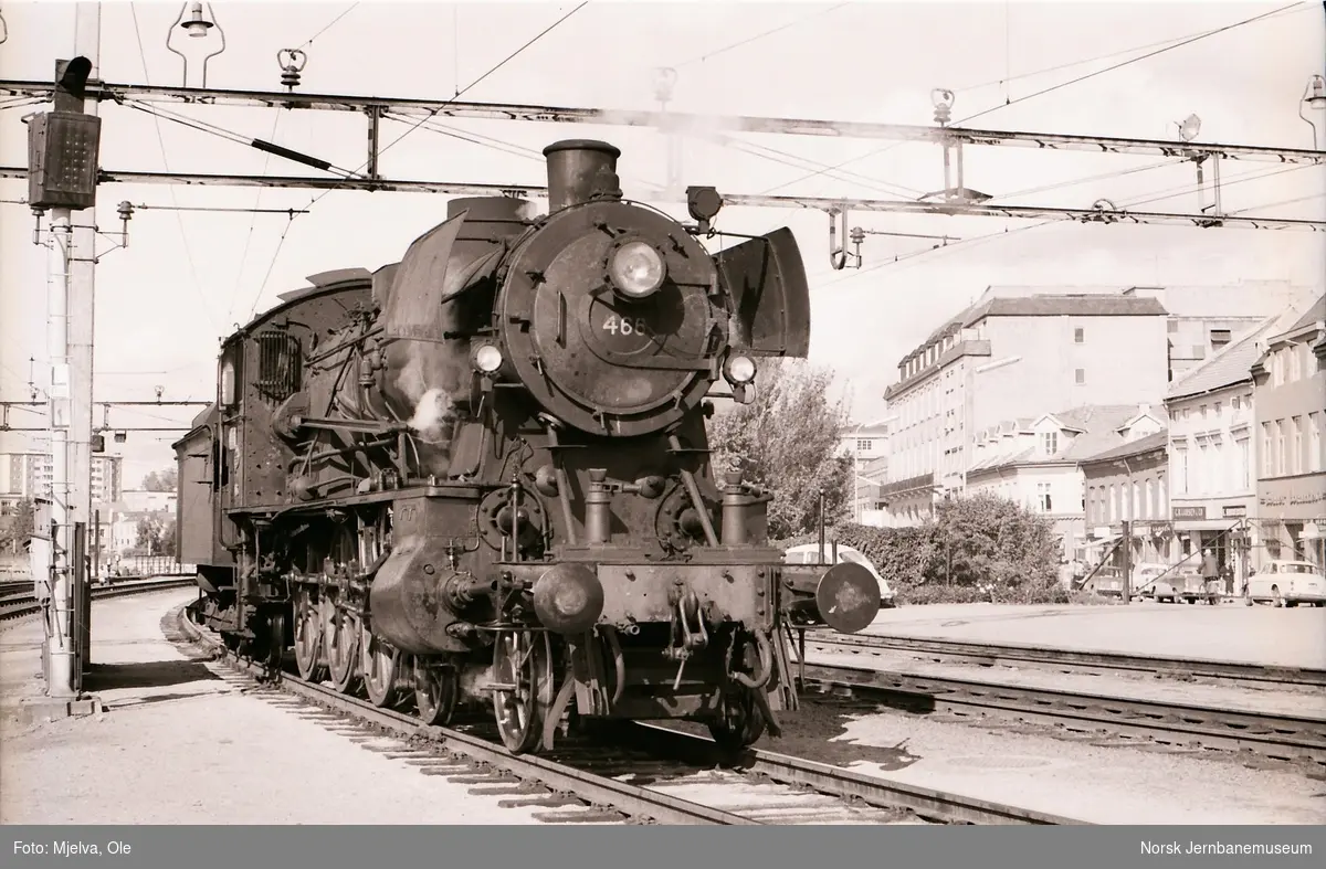 Damplokomotiv type 30c nr. 466 på Hamar stasjon