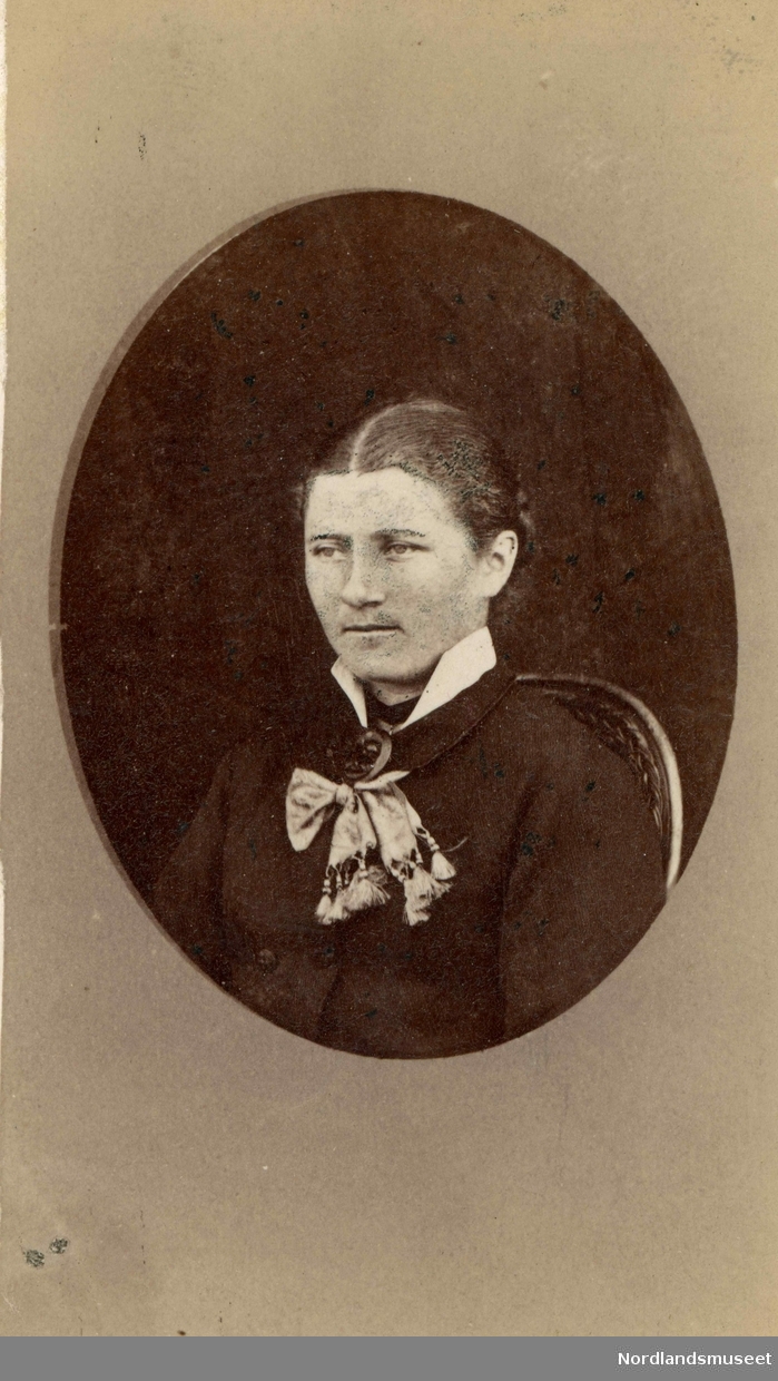 Portrett av Lise Regine (Olsdtr.) Hansen fra Skånland. Født i 1859.