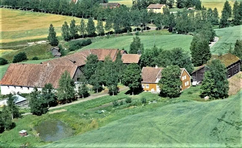 Bildet viser et flyfoto av Gamle Hvam fra 1961.