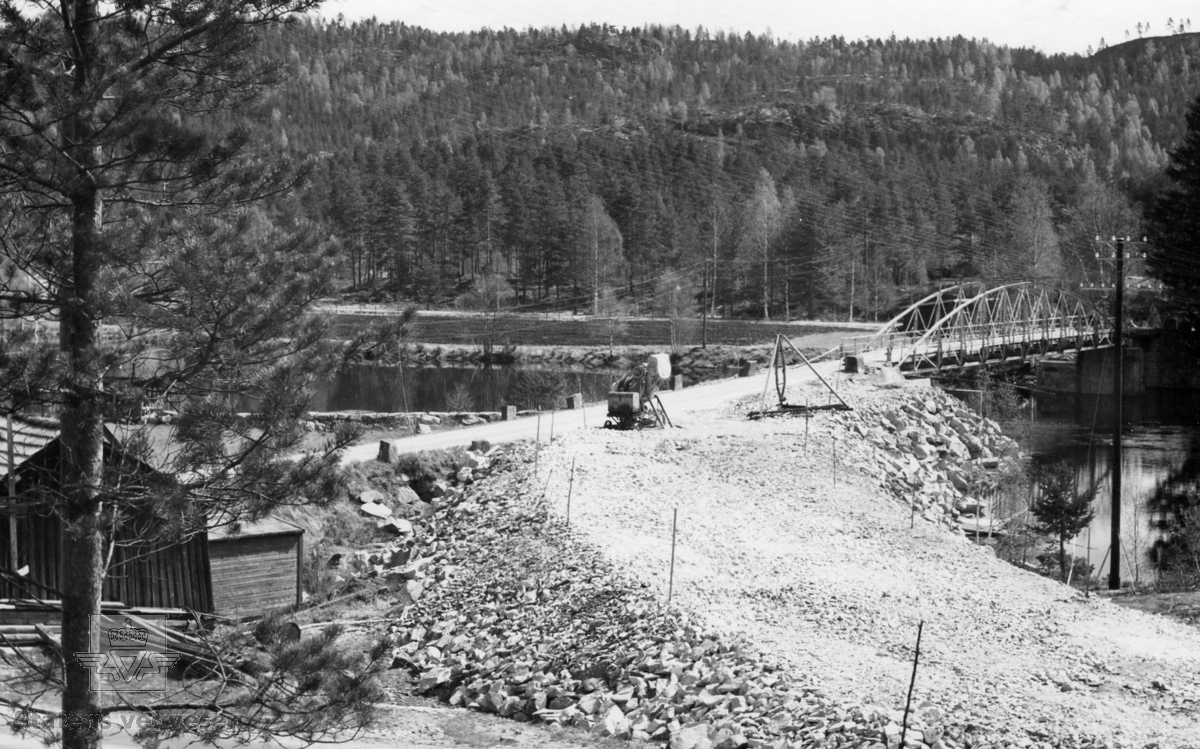 Bygging av ny Svenes bru på fv. 42 i Froland. Den gamle fagverksbrua fra 1878 er fortsatt i bruk. Ny bjelkebru ble oppført 1958. Forsterket/ombygd 2007.
