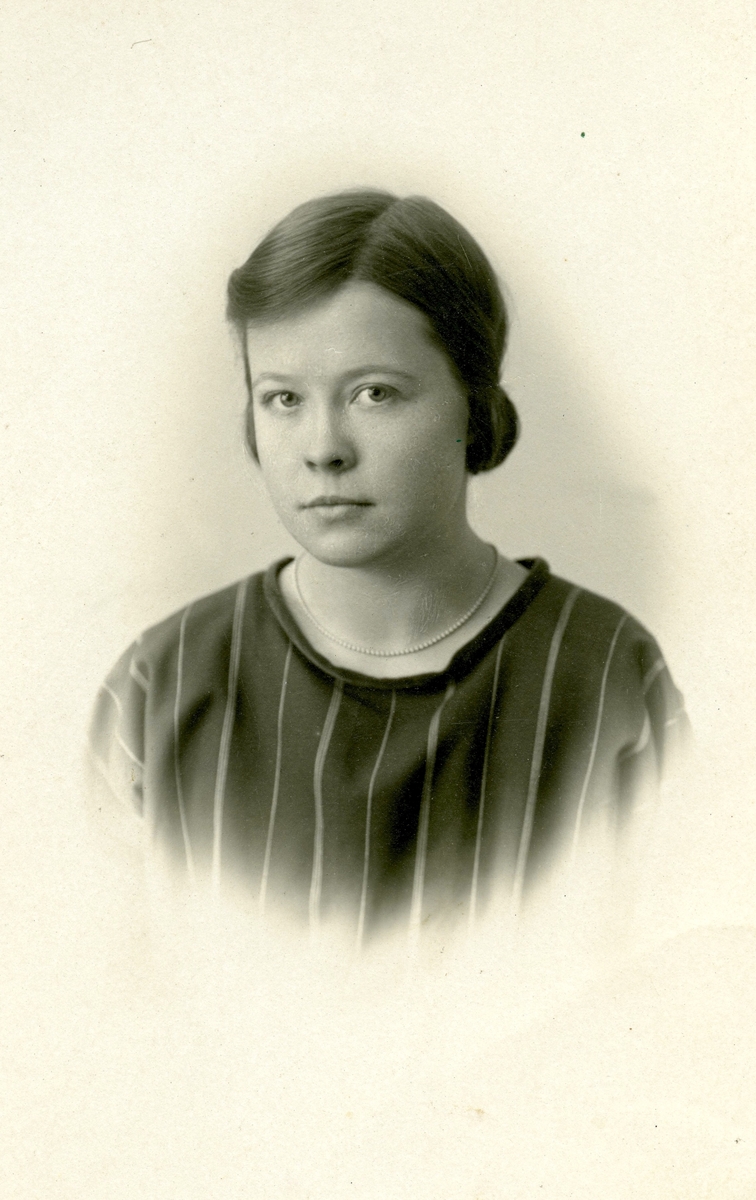 Ester Nyberg (1905 - 1957) även kallad "Lilla Ester", okänd plats och årtal. Ester arbetade som småskollärare på Gotland, bl a i Lärbro. Hon var dotter till predikanten Per Nyberg i hans förska äktenskap. Per gifte om sig med Ester Eriksson (1891 - 1965) från Bölet i Kållered.
