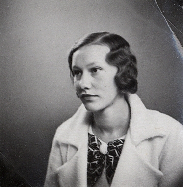 En ung kvinna i ljus kappa m.m. S.k. polyfoto.