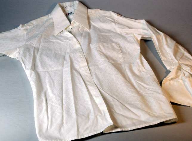 Skjorta av vit mönstervävd bomull. Långa ärmar. Dubbla manschetter utan knappar. Bröstficka.