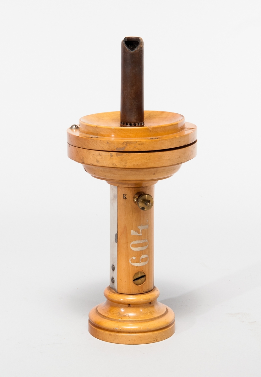 Magnettelefon i trä, två st. trumpeter i provpåse (varav en är defekt).
Märkt: 604. 2200V, 236 SE.