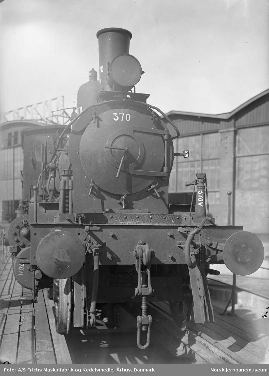 Damplokomotiv type 21c 370 utenfor verkstedhallen hos A/S Frichs Maskinfabrik og Kedelsmedie, Århus, Danmark. Lokomotivet skal inn til revisjon/reparasjon