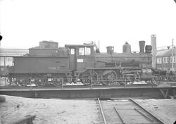Damplokomotiv type 21c 373 på svingskiven utenfor verkstedha