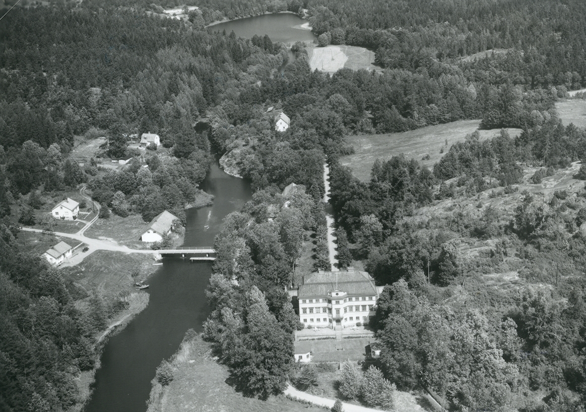 Flygfoto över Helgerums slott. Avsett som vykort. Visas här utan och med fotografens beskärning.