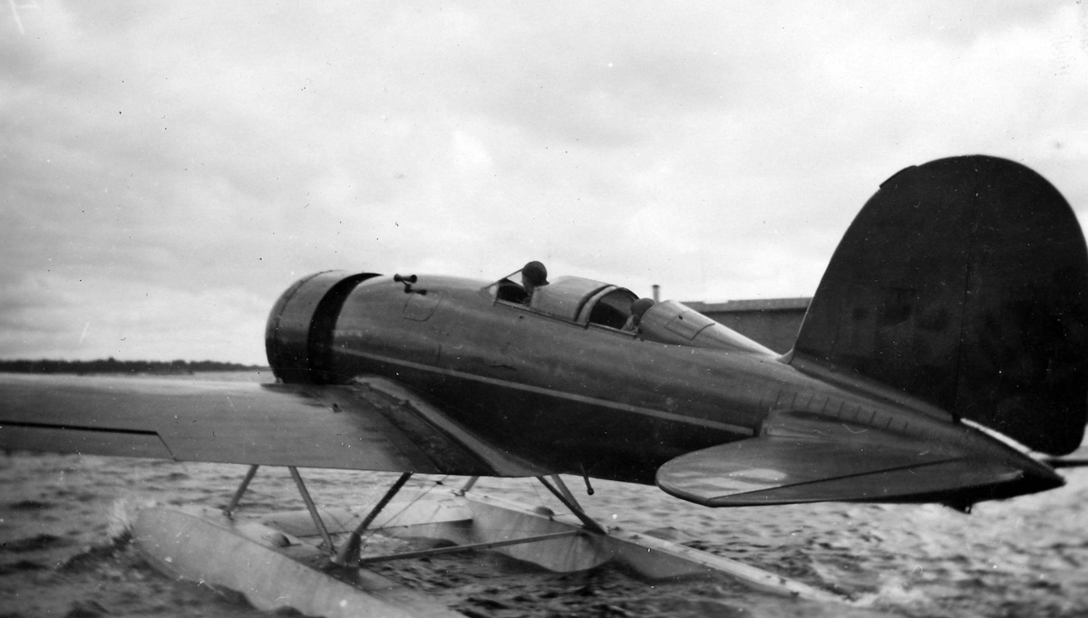 Charles Lindbergh kör sitt sjöfllygplan Lockheed 8 Sirius 'Tingmissartoq' vid F 2 Karlskrona flygstation, Stumholmen, i september 1933.