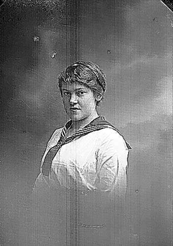 Bröstbild av en kvinna i ljus blus och sjömanskrage.