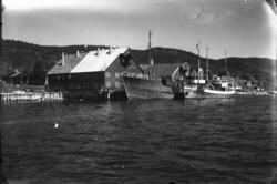 Moldegård, havn med sjøhus. .Båten som ligg nærast brygga er