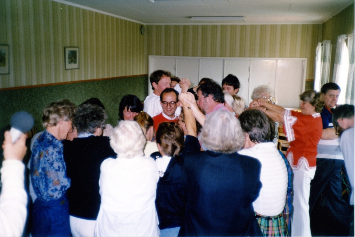 Dansövningar inför Bygdespelet "Brandskatten", A-salen i Kållereds Kommunalhus (Streteredsvägen 3) 1986/87. I mitten står (man i röd tröja och glasögon) Åke Persson.