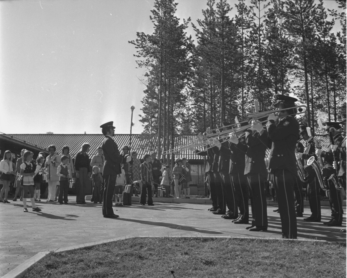 Tynset, Furumoen, 17. mai, Tynset janitsjarkorps, Barn med flagg